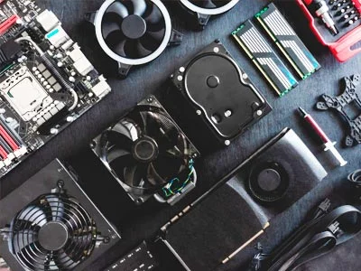 Computador desmontado peça por peça para limpeza
