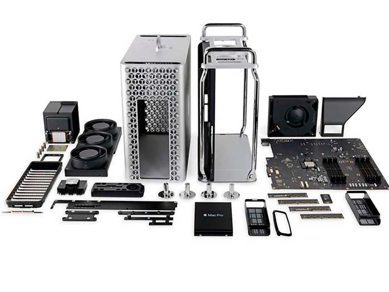 Peças do computador organizadas para limpeza detalhada